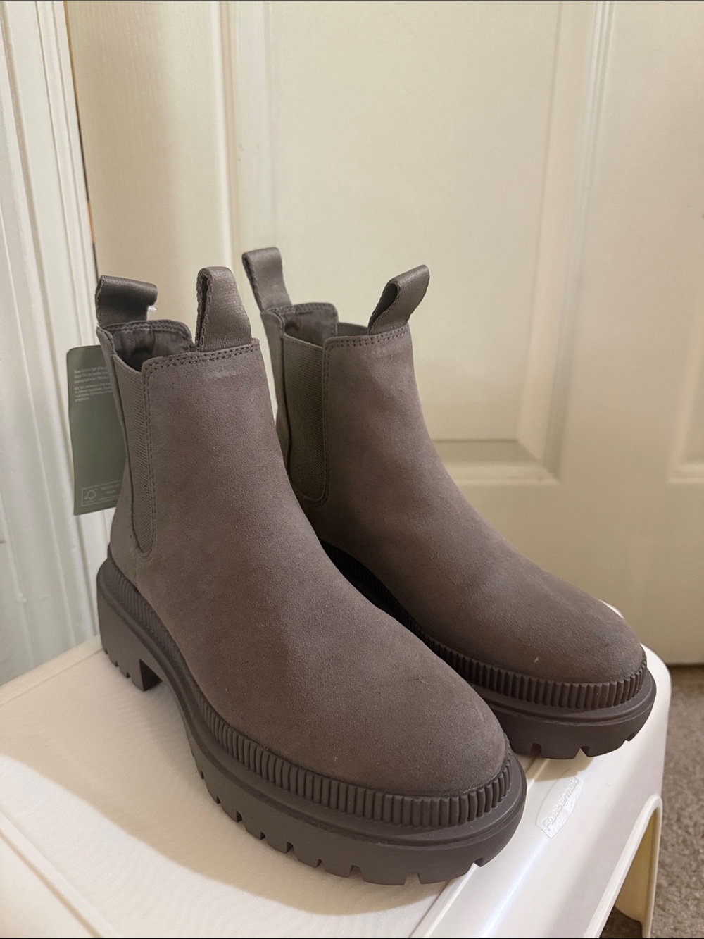 NWT H&M Chelsea boots